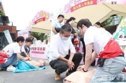 健康集市开进咸安坊 趣味游园为健康“充电”