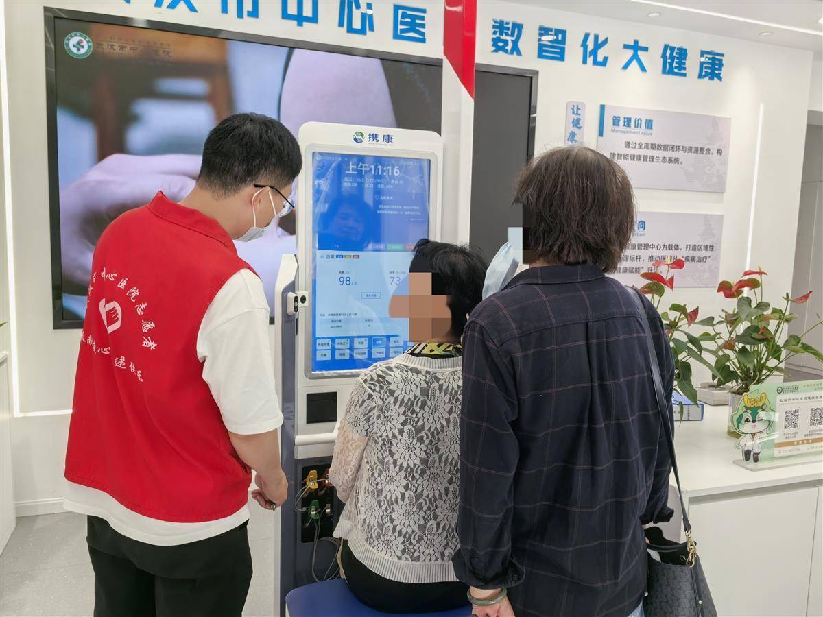 武汉市中心医院健康集市热闹开放五一假期“旅有医靠”